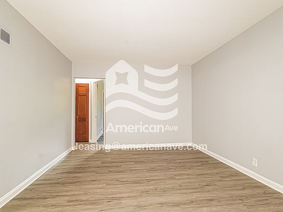 1011625_004_living_room_4.jpg