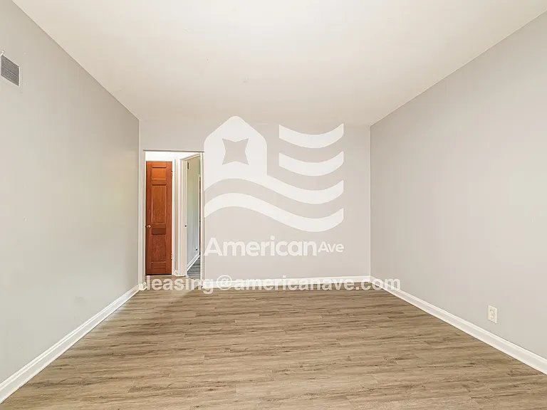 1011625_004_living_room_4.jpg