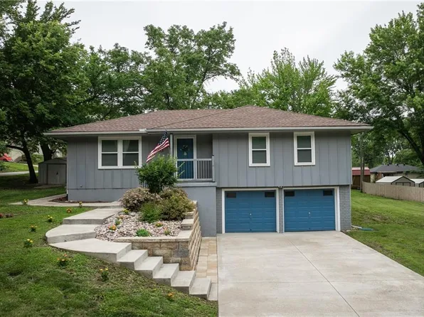 218 SW 20th Ter, Oak Grove, MO 64075