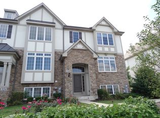 328 Castle Cir, Carol Stream, IL 60188