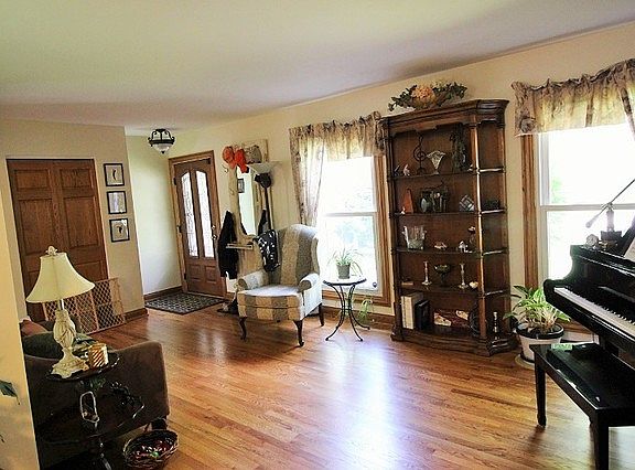 5th image of 256 Longridge Dr
