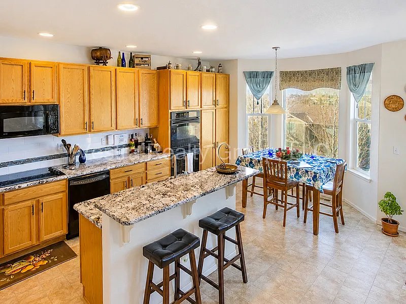 3 bed, 2.5 bath, 3422 sqft, $3,100 — Photo 4