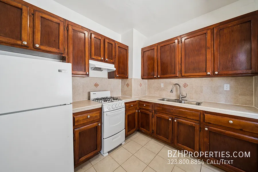 1267 Vin Scully Ave Property — Photo 4
