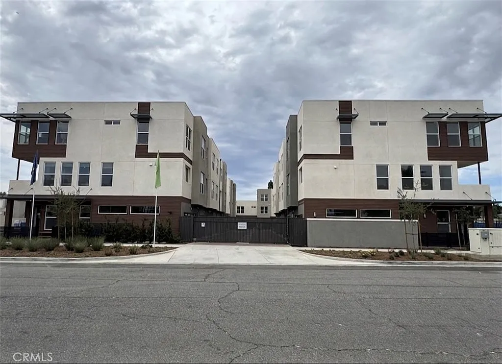 3 bed, 1634 sqft, $3,400 — Photo 1