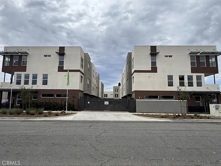 652 E 4th St — Photo 1