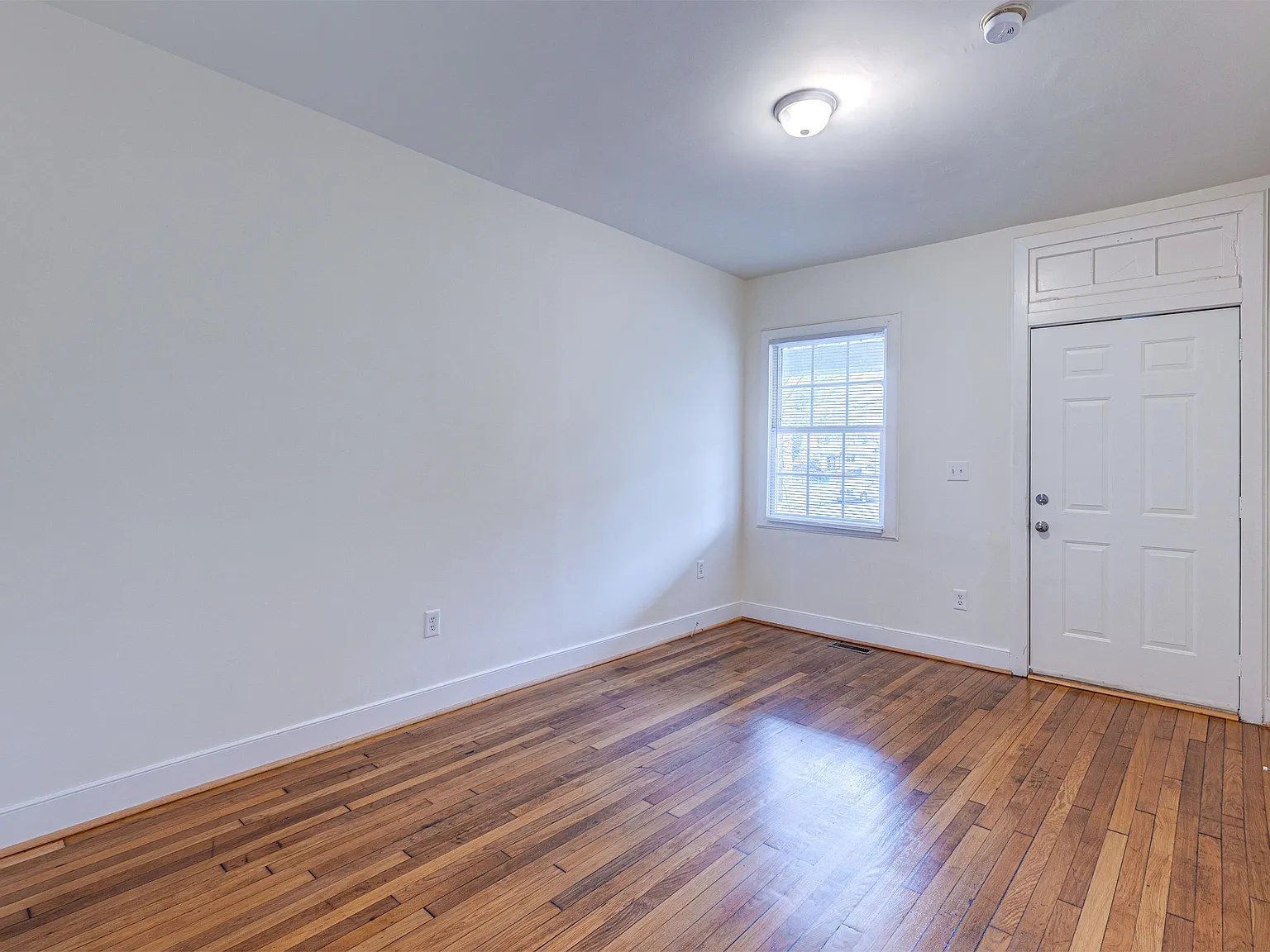 2922 Noble Ave - Unit A — Photo 2