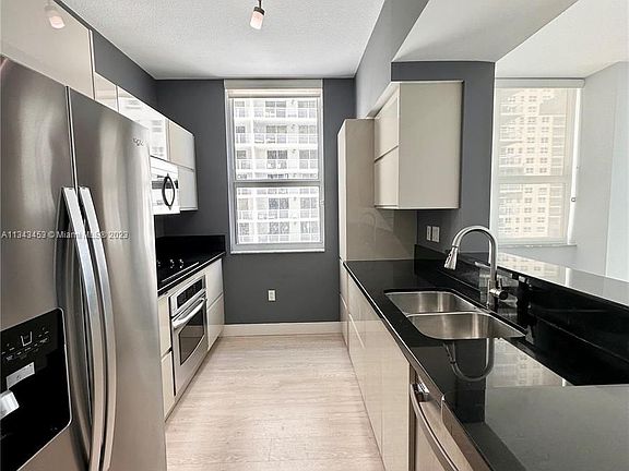 5th image of 186 SE 12th Ter APT 1509