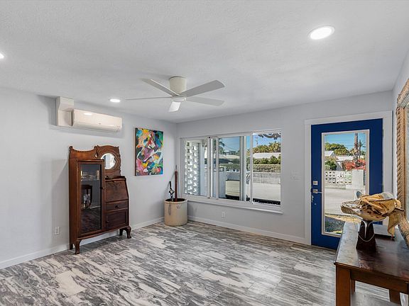 3rd image of 2924 Riviera Dr