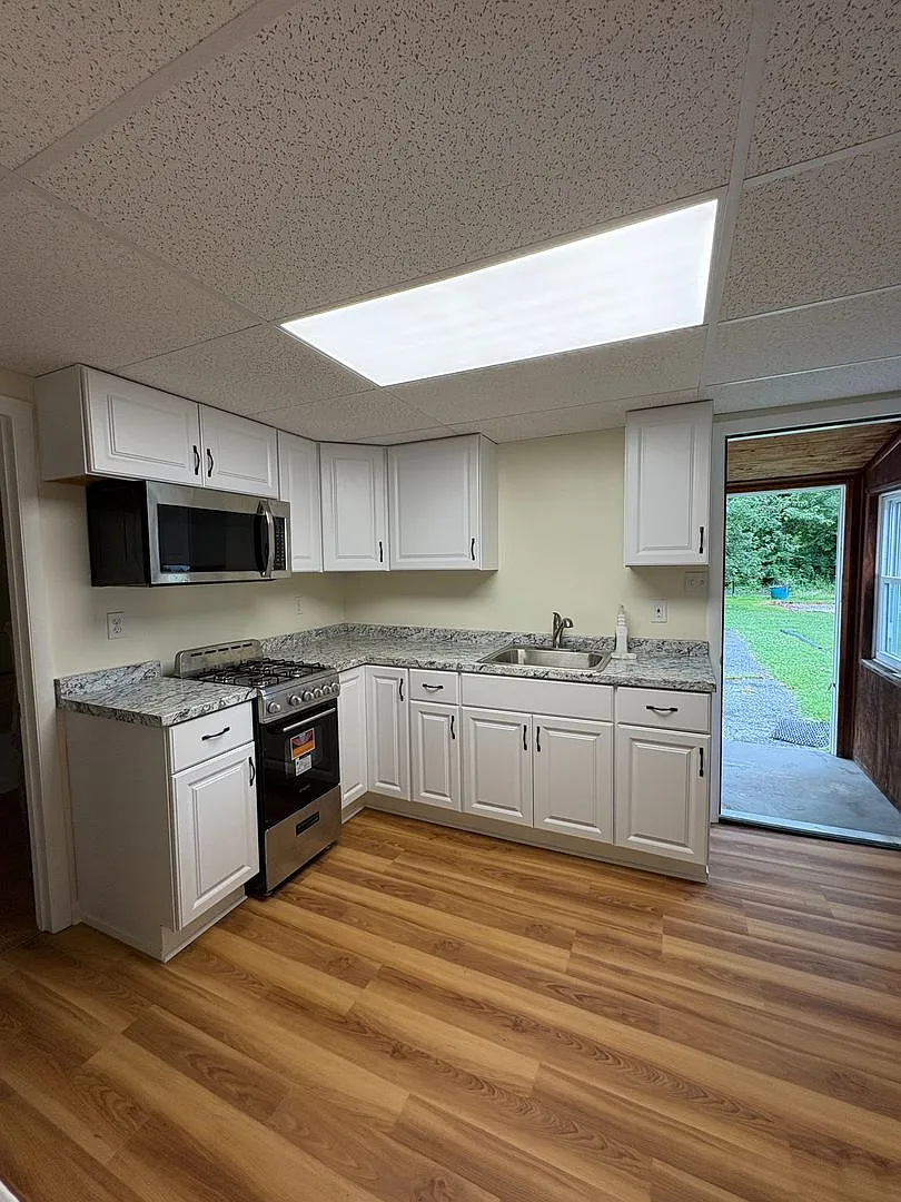 Updated 1-Bedroom Apartment Move-In Ready! — Photo 3
