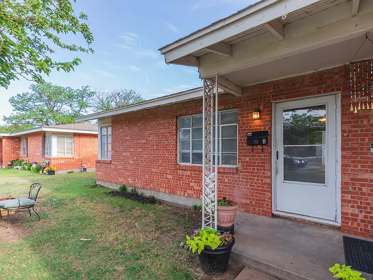2706B Curtis Dr — Photo 13