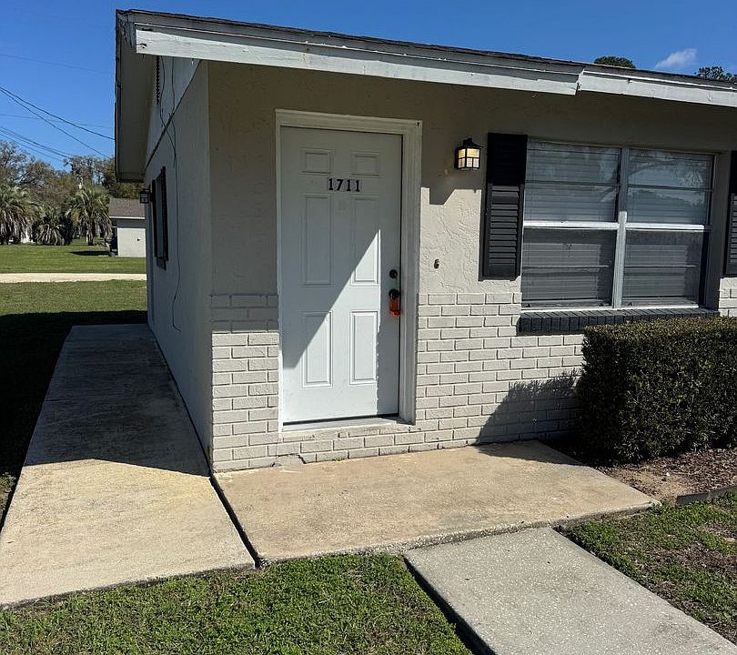 1st image of 1711 NE 70th St