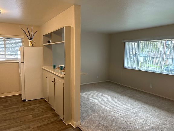 5th image of 2941 Marconi Ave APT 27