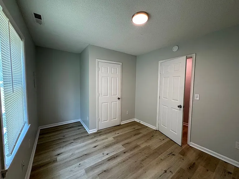 1001 E Bragg St — Photo 8
