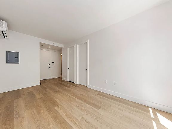 4th image of 815 Willoughby Ave #2
