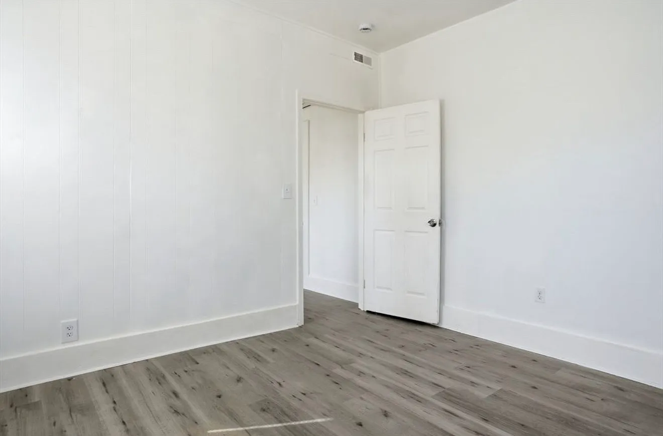 3 bed, 1060 sqft, $2,300 — Photo 4
