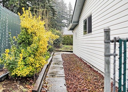 3rd image of 8921 Gayle Ave S