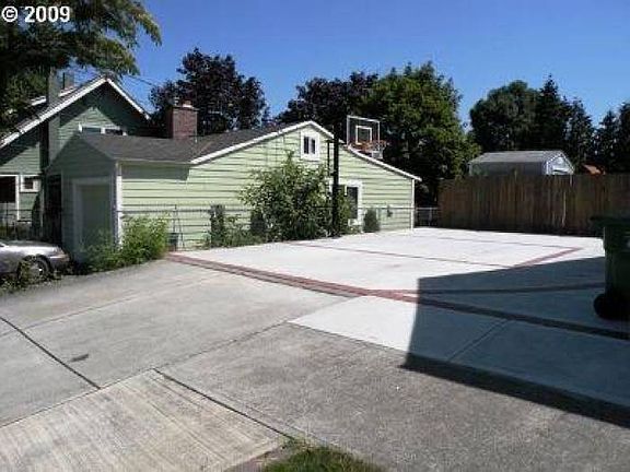 Back/Basketball court