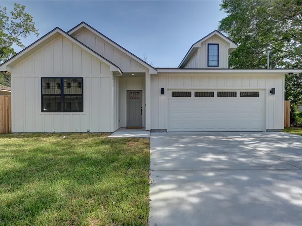 237 E Brenham St, Giddings, TX 78942