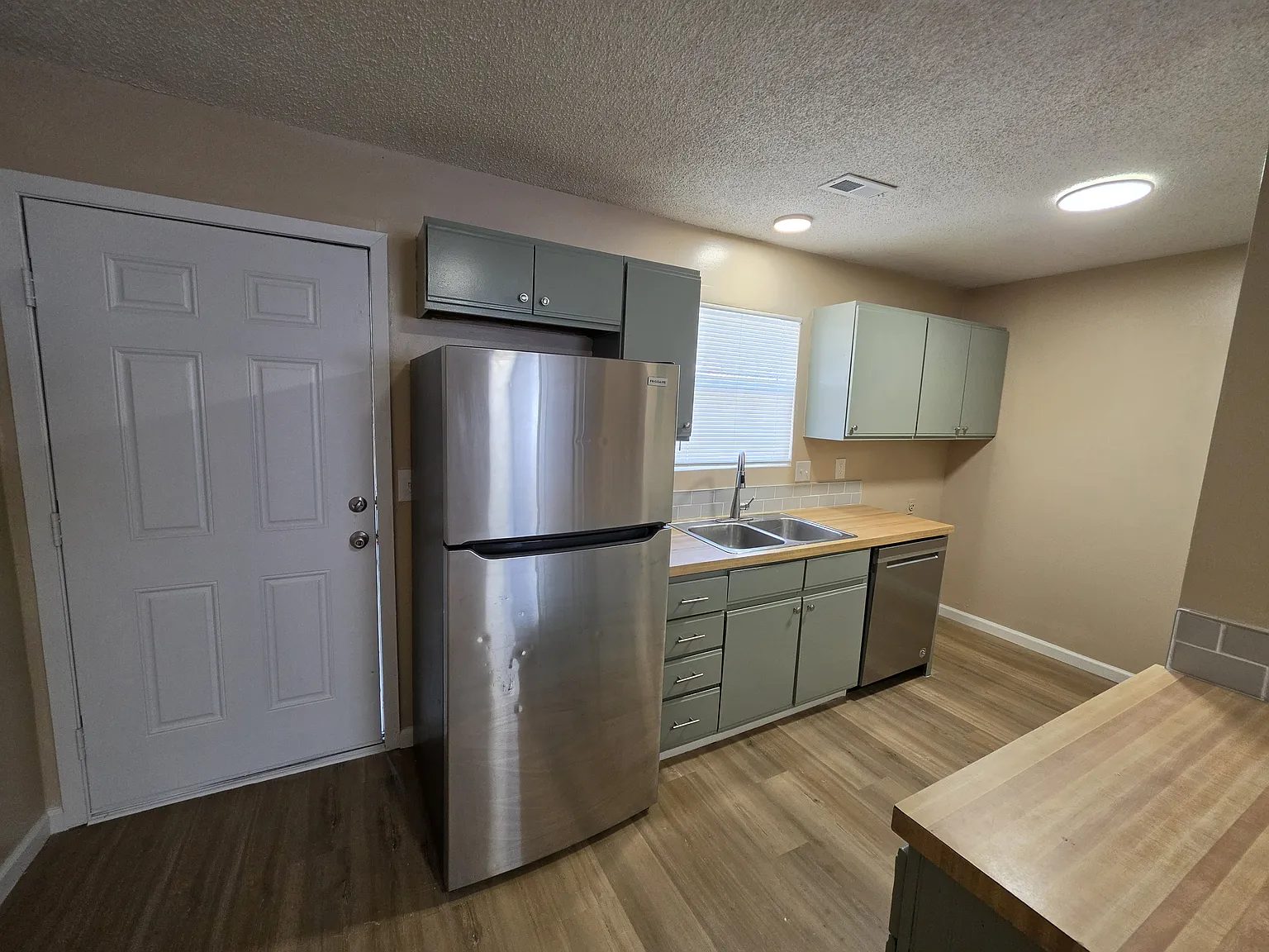 2 bed, 915 sqft, $900 — Photo 2
