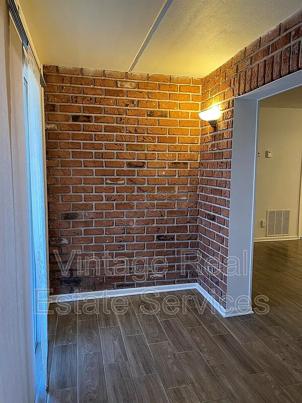 Jamestown Condominium — Photo 4