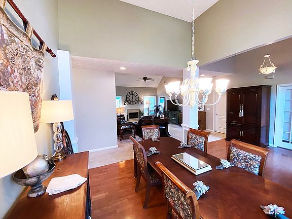 3rd image of 1209 Maplewood Cir