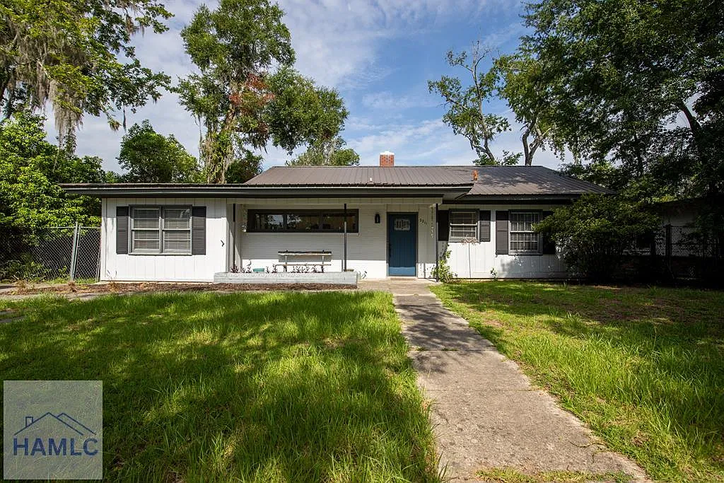 4 bed, 2.0 bath, 1602 sqft, $2,350 — Photo 1