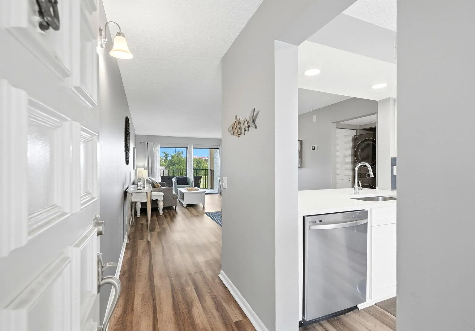 2 bed, 915 sqft, $2,600 — Photo 1