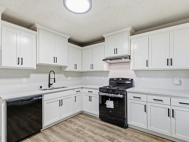 252 N G St — Photo 7