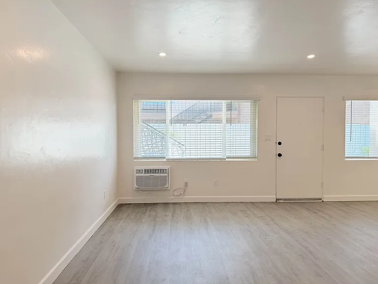 4427 Estrella Ave — Photo 14