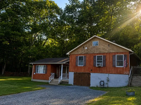 227 D C Lilly Rd, Daniels, WV 25832