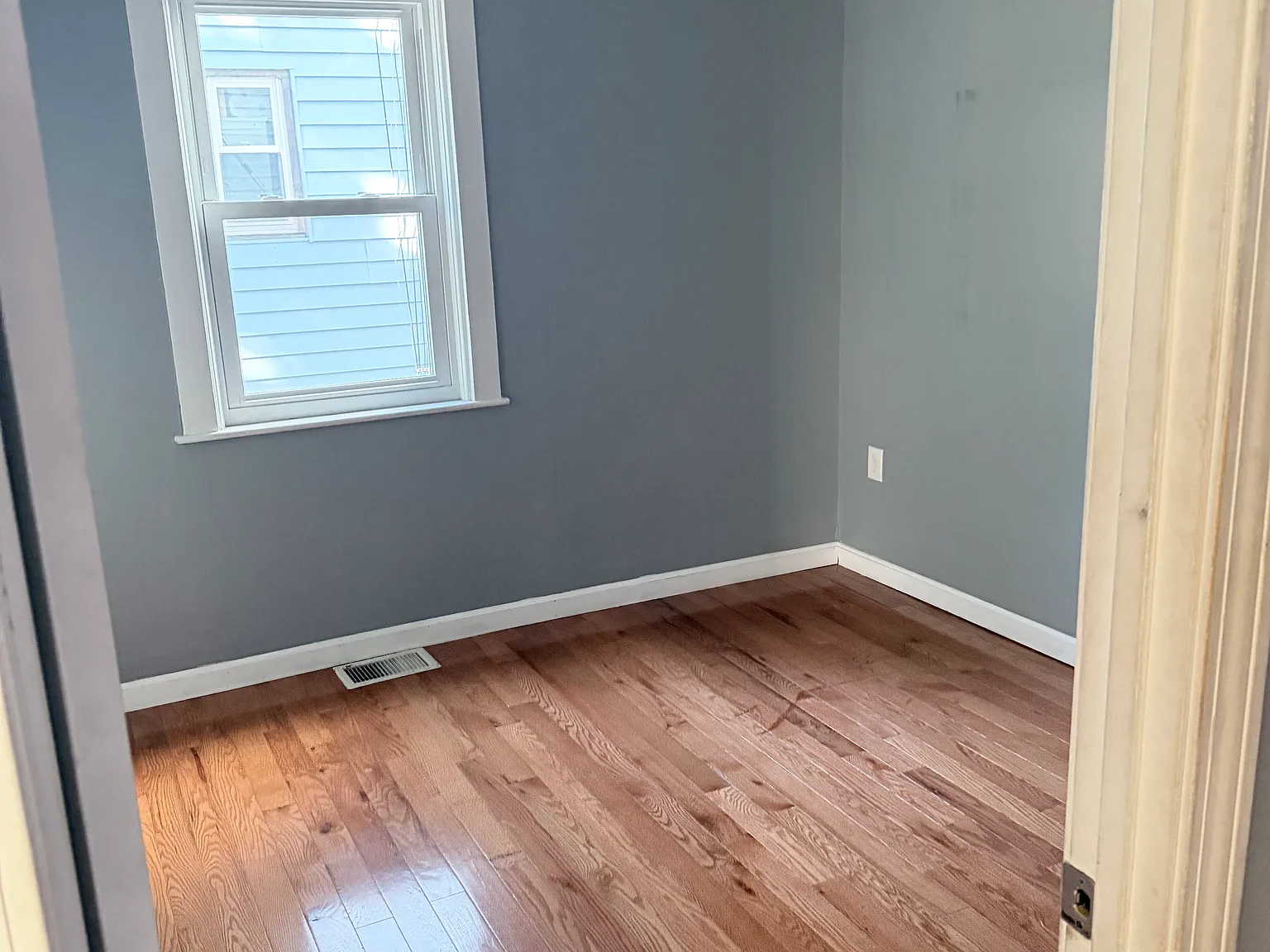 6 bed, $4,500 — Photo 1