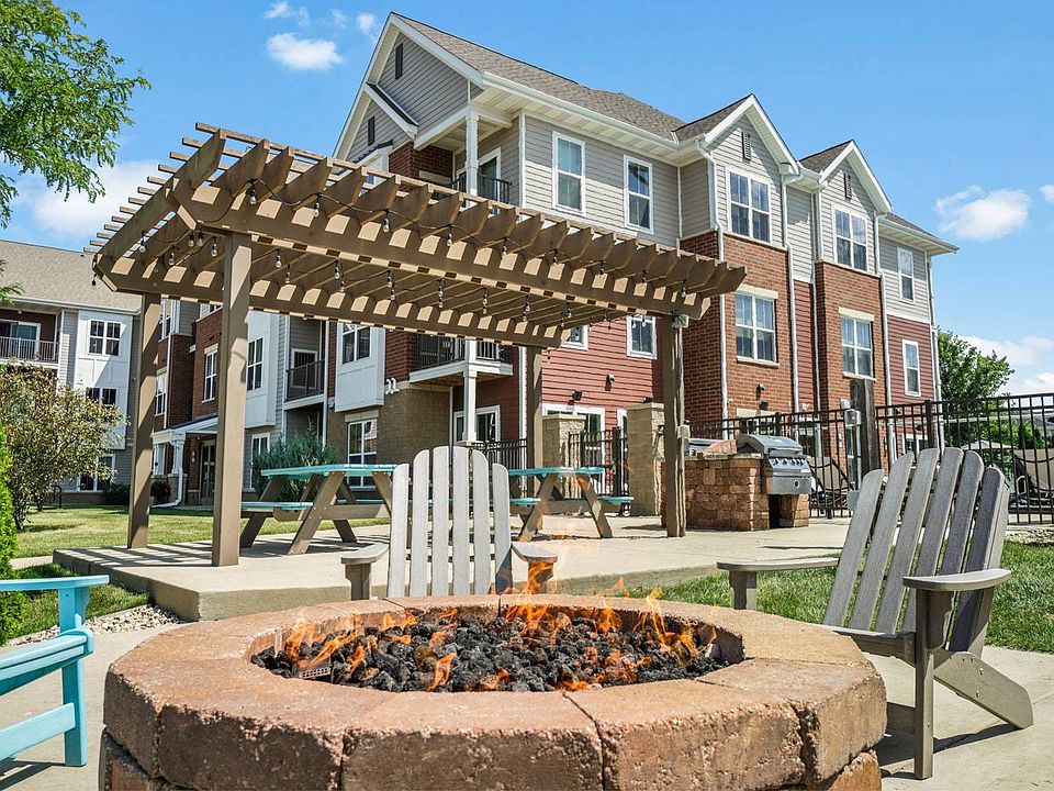 Elan Apartments Courtyard