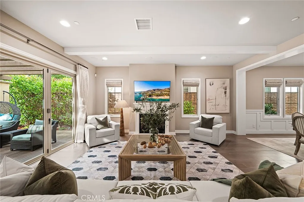 4 bed, 4.5 bath, 4200 sqft, $9,300 — Photo 3