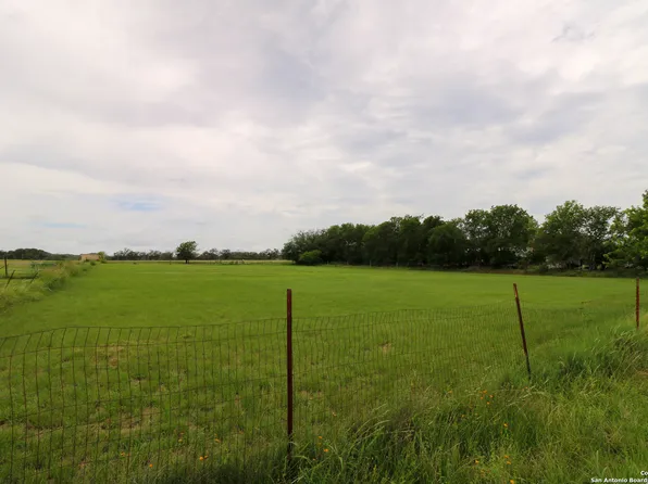 121 Tremper Trl E, Center Point, TX 78010