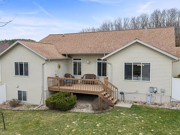 2nd image of 1422 Ridgeview Drive
