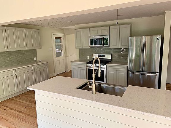 2nd image of 813 Greenwood Ct