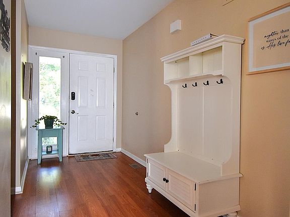 5th image of 822 Horseshoe Ln