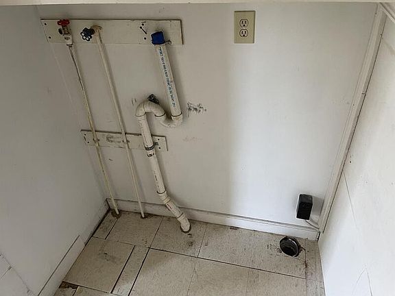 2nd image of 405 E Market St #2