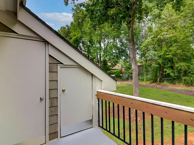 1518 Benjamin Pkwy #D — Photo 8