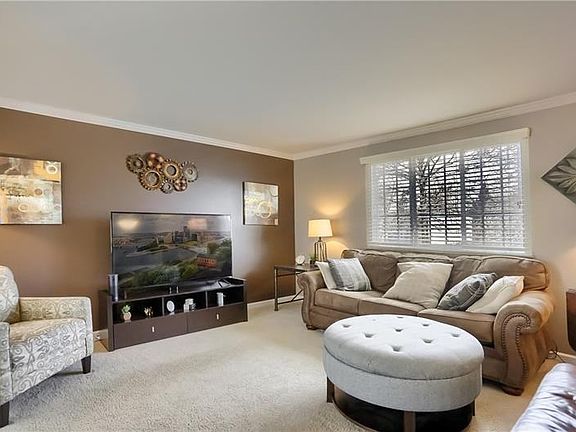 3rd image of 208 Woodridge Dr