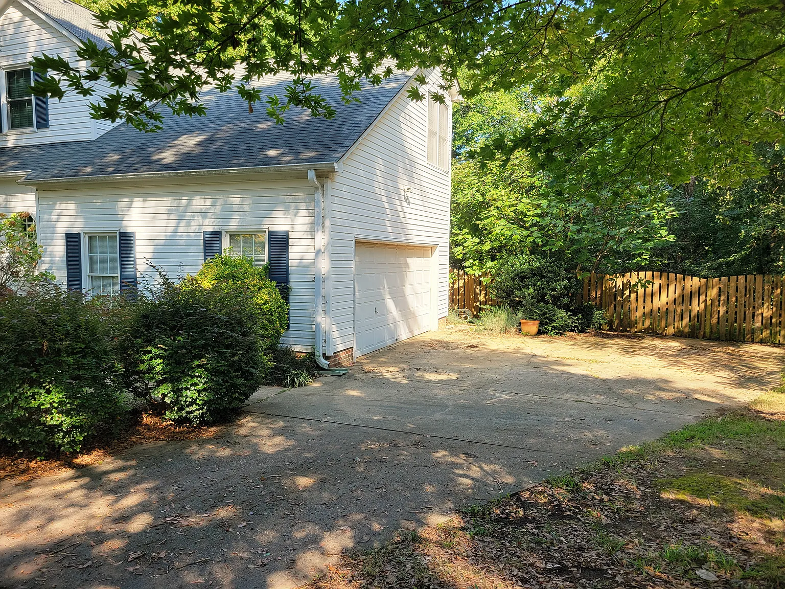 3 bed, 2.5 bath, 1958 sqft, $2,200 — Photo 2