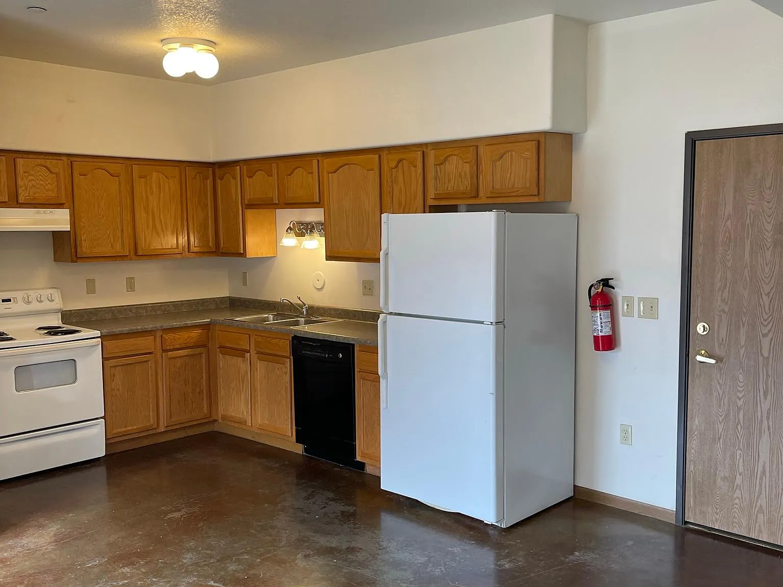 3 bed, 1072 sqft, $1,930 — Photo 2