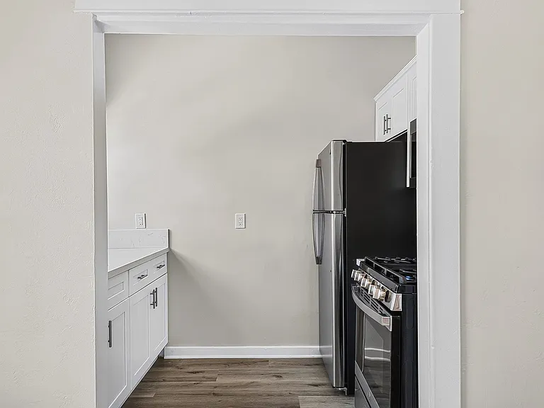 1049 E 5th Street — Photo 13