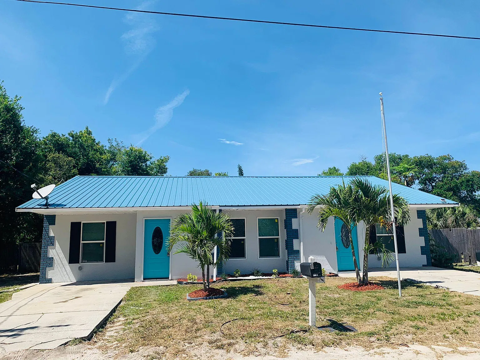 2711 Palm Dr NE — Photo 2