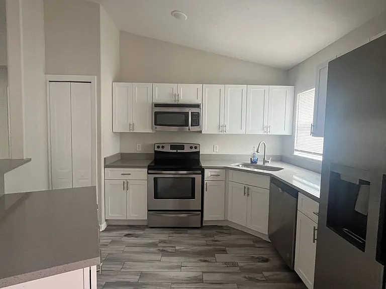 19 Roxbury Ln — Photo 3