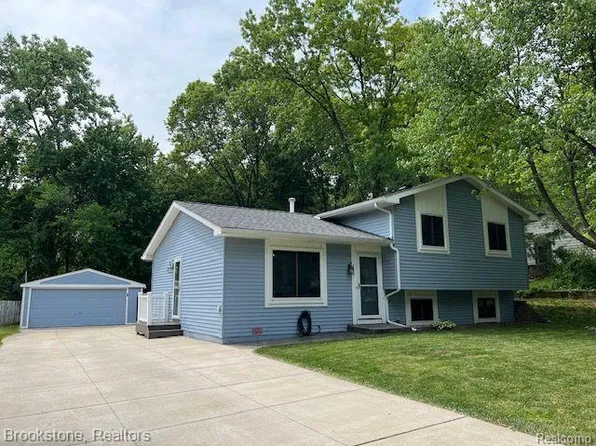 645 W Preda Dr, Waterford, MI 48328