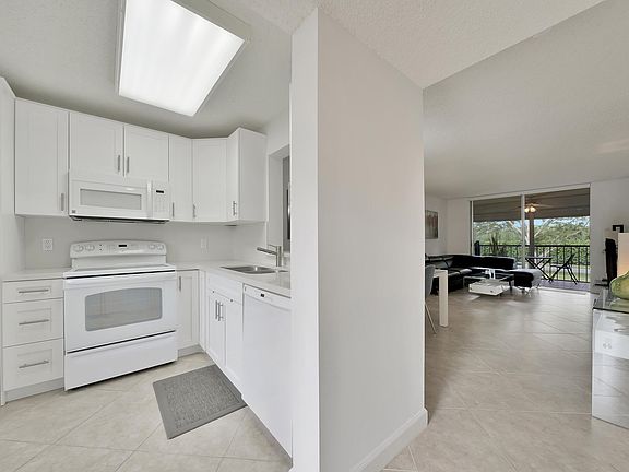 5th image of 6865 Huntington Lane #202