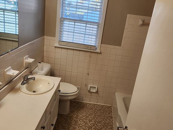 5th image of 290 Carla Dr