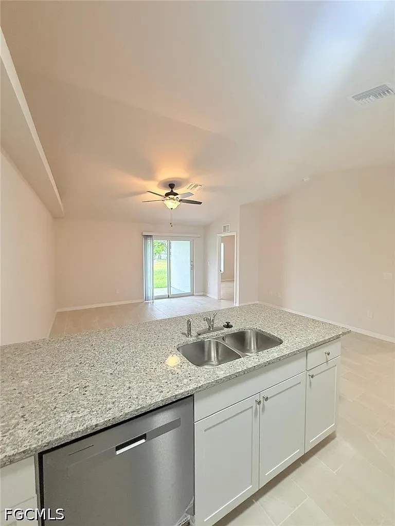 3 bed, 2.0 bath, 1200 sqft, $1,800 — Photo 3
