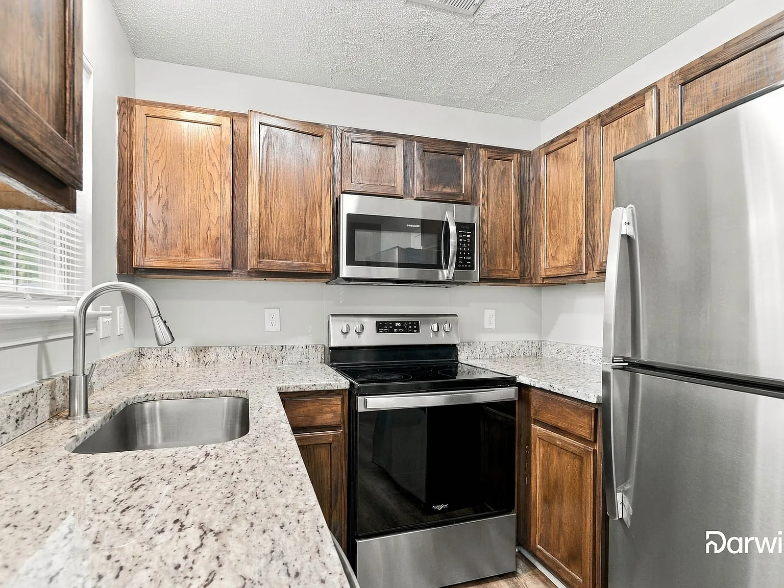 3 bed, 2.0 bath, 1093 sqft, $1,810 — Photo 3
